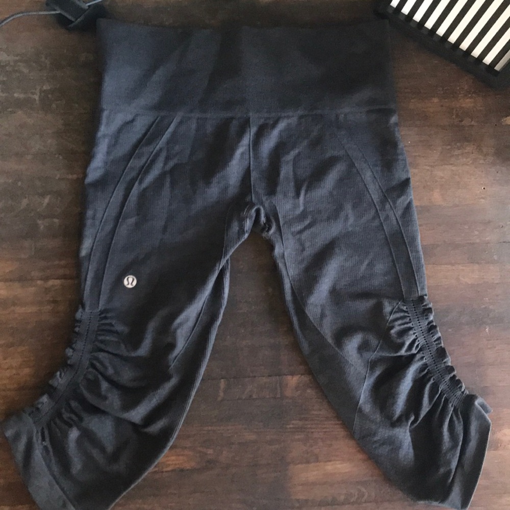 Lululemon in the flow crop leggings sz 6